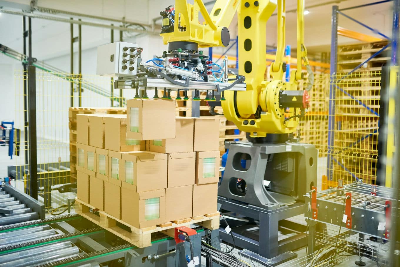 robot ustawiający kartony na palecie